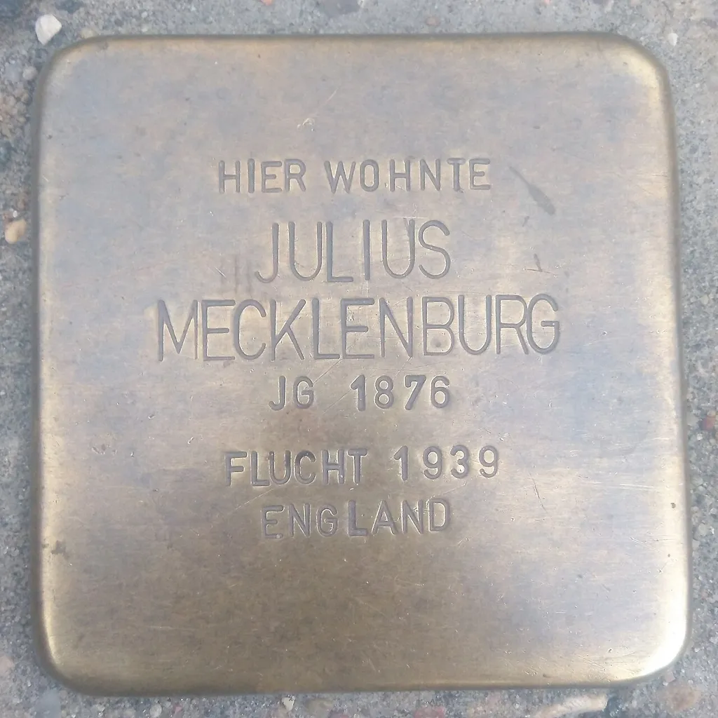 Stolperstein in Lübeck: Julius Mecklenburg, Lindenstraße 5a