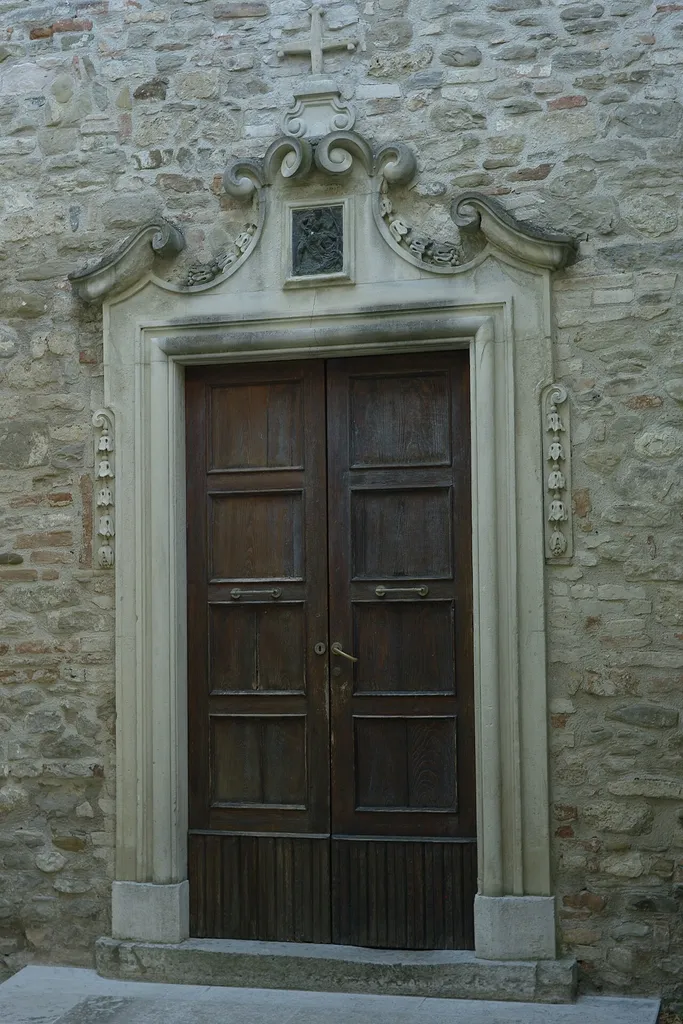 Il portale della chiesa parrocchiale di San Giovanni Battista di Schieti.