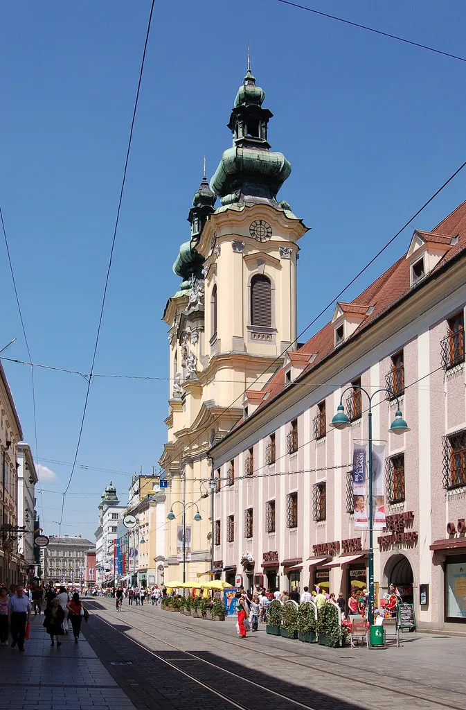 This media shows the protected monument with ObjektID 37696 in Austria. (Commons, de, Wikidata) Ursulinenkirche in Linz gesehen von der Landstraße