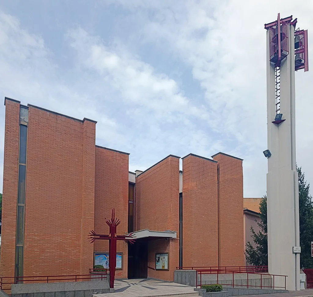Facciata e campanile.