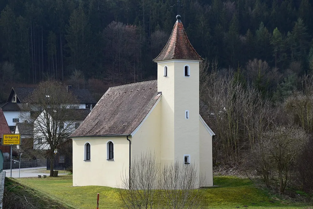 Saalbau mit Chorturm und Spitzhelm
