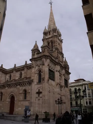 Fachada de la iglesia de San Juan de Sahagún (Salamanca)