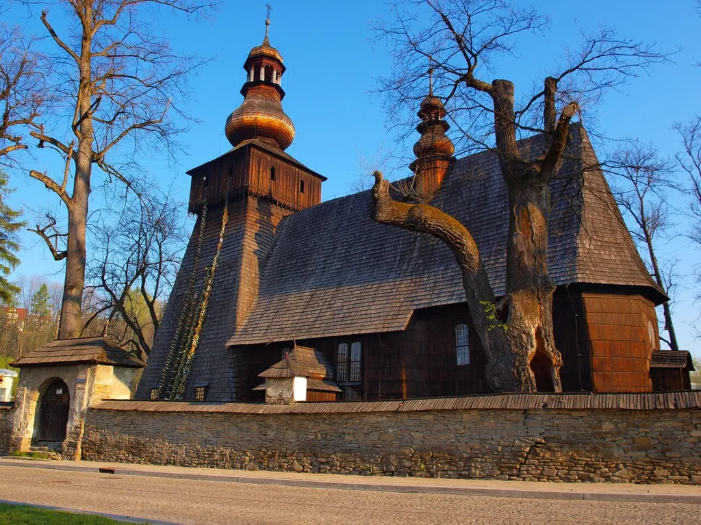 kościół p.w. św. Marii Magdaleny, drewniany obecnie Muzeum Orkana, ogrodzenie z bramkami, otoczenie, drzewostan