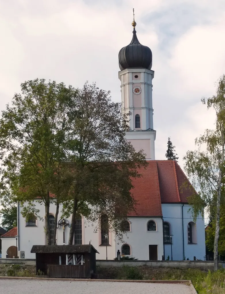 Alling-Holzhausen. Katholische Filialkirche Heilig Kreuz, Ansicht von Süden