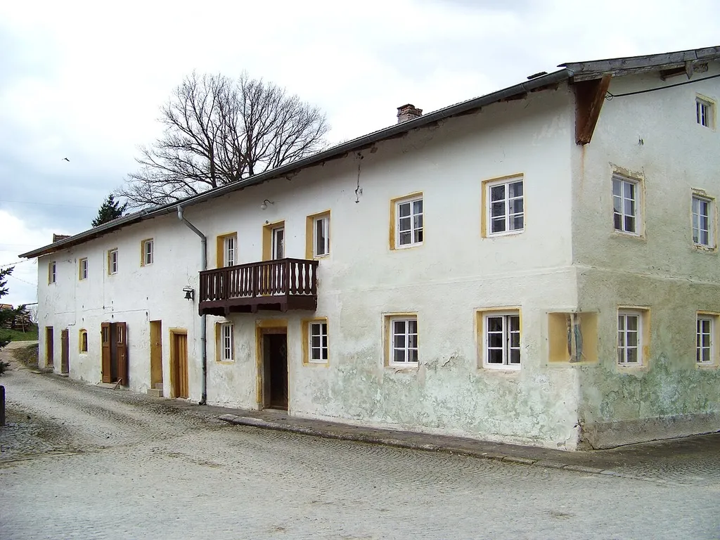 Straubing, Alburg, Allachstraße 66. Wohnstallhaus eines Vierseithofs, ehemals Klosterhof. Zweigeschossiger Flachsatteldachbau, Obergeschoss verputzter Blockbau, 18. Jahrhundert, Tür bezeichnet mit „1876“, nach Süden Stallteil, bezeichnet mit „1891“, an der Hausecke nach Nordosten gotische Figurengruppe.