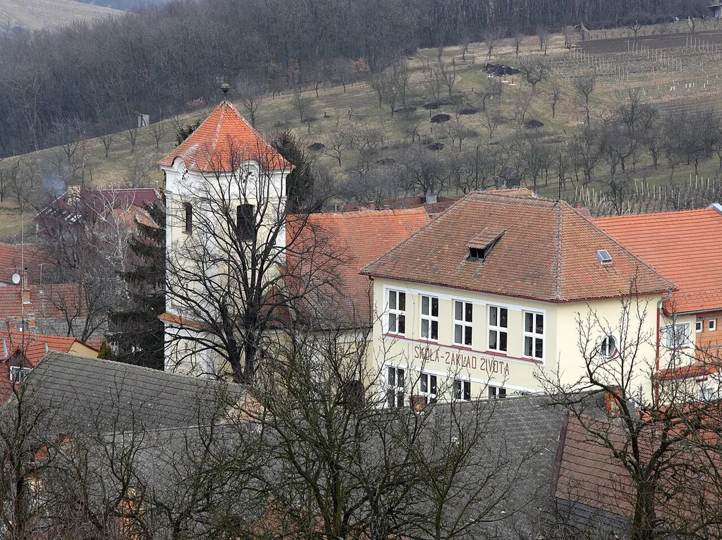 Němčičky (okres Břeclav) - škola a kostel.