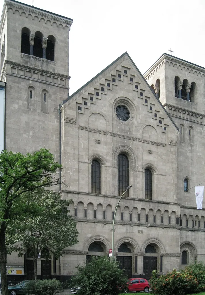 Straßenfront der St.-Joseph-Kirche in Berlin-Wedding