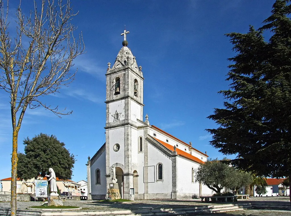 Aí, os videntes foram baptizados e fizeram a sua inserção na comunidade cristã. À entrada, do lado esquerdo da porta principal, encontra-se a Pia Baptismal onde os três pastorinhos Lúcia, Francisco e Jacinta foram baptizados. <a href="http://www.fatima.pt/portal/index.php?id=2577" rel="nofollow">www.fatima.pt/portal/index.php?id=2577</a>