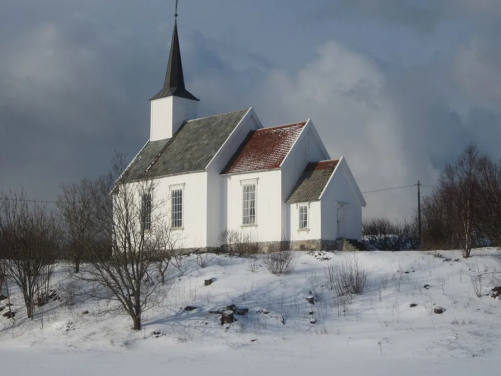 Skålvær kirke. Foto: Arnt L. Johansen. Fra Riksantikvarens Kulturminnesøk.