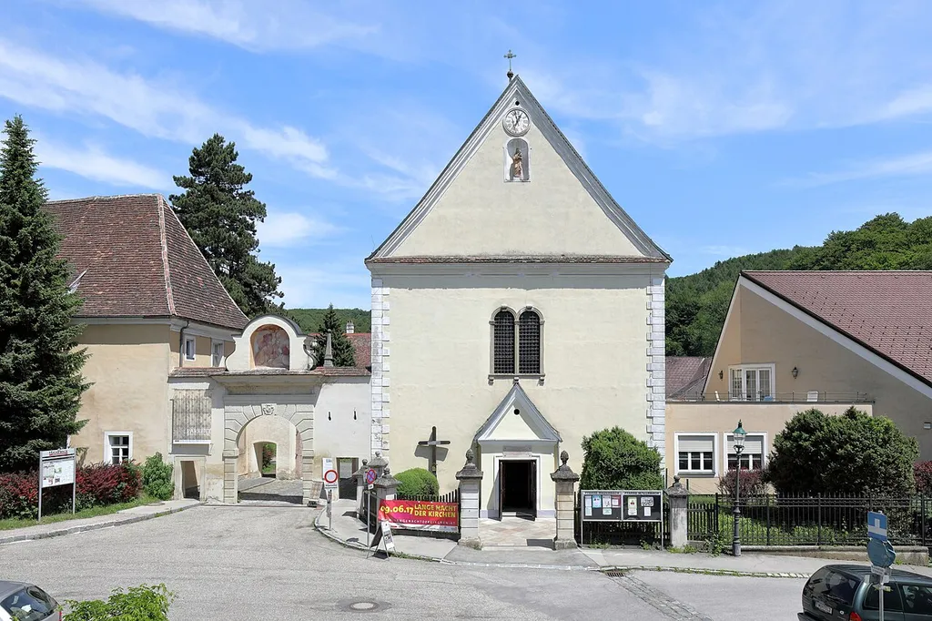 Die röm.-kath. Pfarrkirche Maria Himmelfahrt der niederösterreichischen Marktgemeinde Mauerbach und links die Prima Porta der ehemaligen Kartause Mauerbach. Die Pfarrkirche war ursprünglich die Marienkapelle der Kartause und wurde 1645 geweiht.