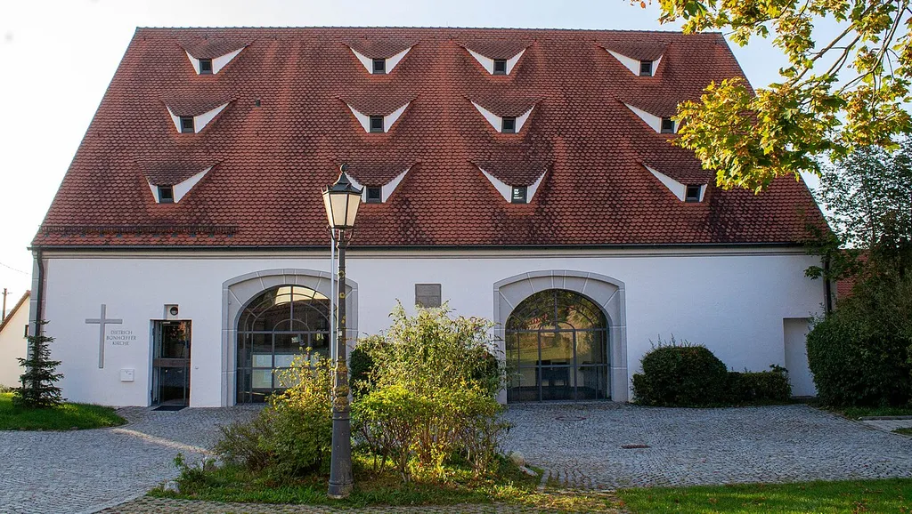 Ehemaliger Zehentstadel, jetzt evangelisch-lutherische Dietrich-Bonhoeffer-Kirche in Großaitingen