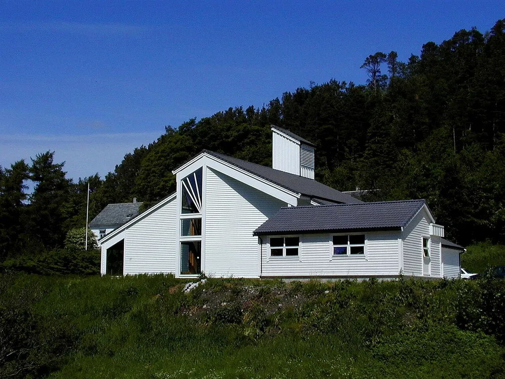 Larsnes kirke sett fra vest. Foto: Max Ingar Mørk. Fra Riksantikvarens Kulturminnebilder.
