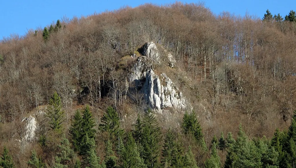 Bärenfels oberhalb der Ortschaft Bärental mit der Burgstelle Neu-Hohenberg.