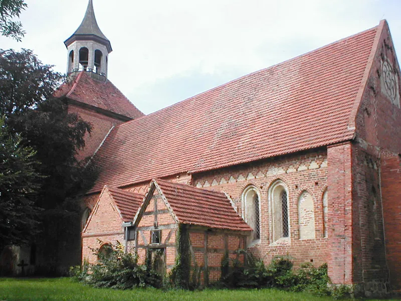 Südansicht der Kirche in Neukalen-Schorrentin, Mecklenburg-Vorpommern, Deutschland