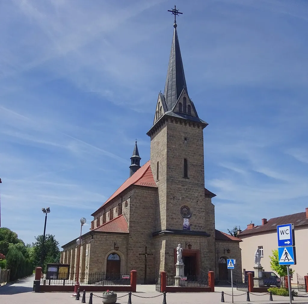 Kościół pw. Matki Bożej Wspomożenia Wiernych w Dobczycach. Widok z Rynku, od strony wschodniej. 2019