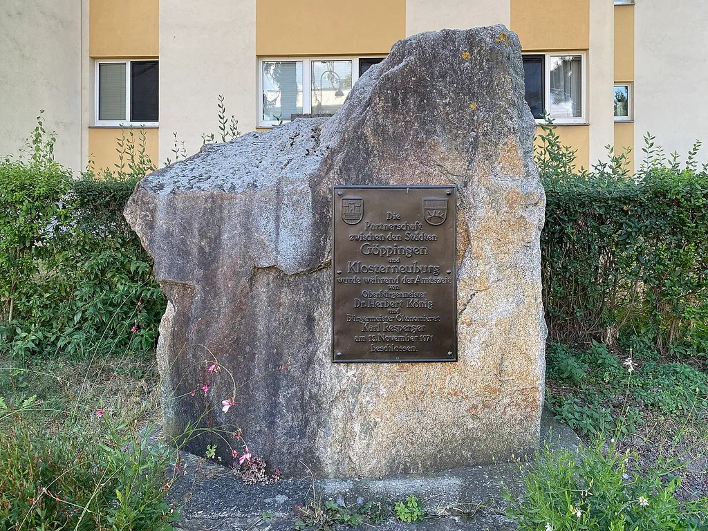 Gedenkstein für die Städtepartnerschaft von Göppingen und Klosterneuburg in Klosterneuburg.