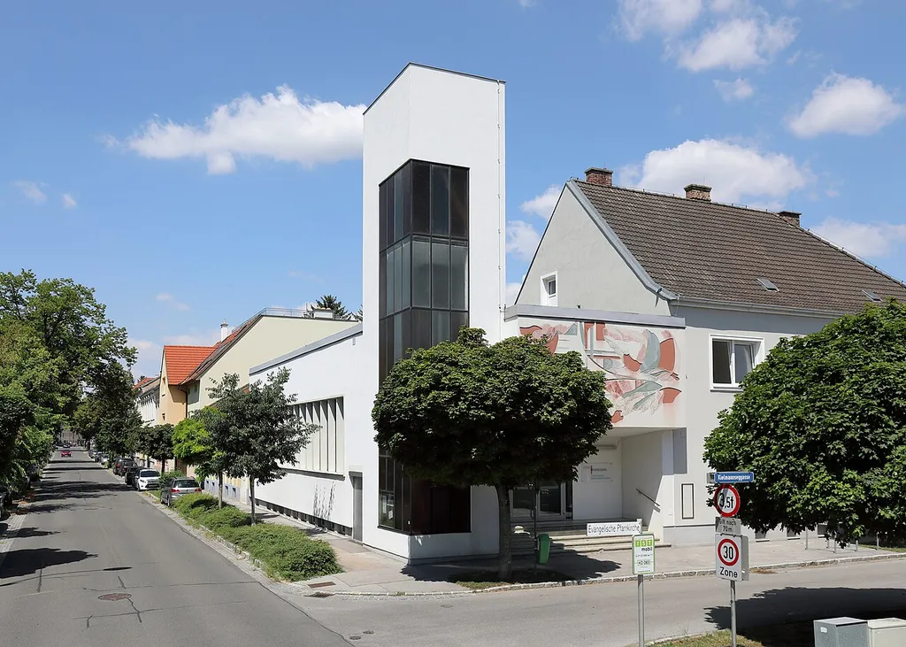 Nordostansicht der evangelischen Kirche in der niederösterreichischen Stadtgemeinde Korneuburg.Die Dreieinigkeitskirche ist ein einfacher, schmuckloser Saalraum mit Eckturm und Fensterwand mit Betonrahmen. Sie wurde von 1961 bis 1963 nach Plänen des Architekten Alfred Bastl errichtet, nachdem die Vorgängerkirche im Zweiten Weltkrieg zerstört wurde.