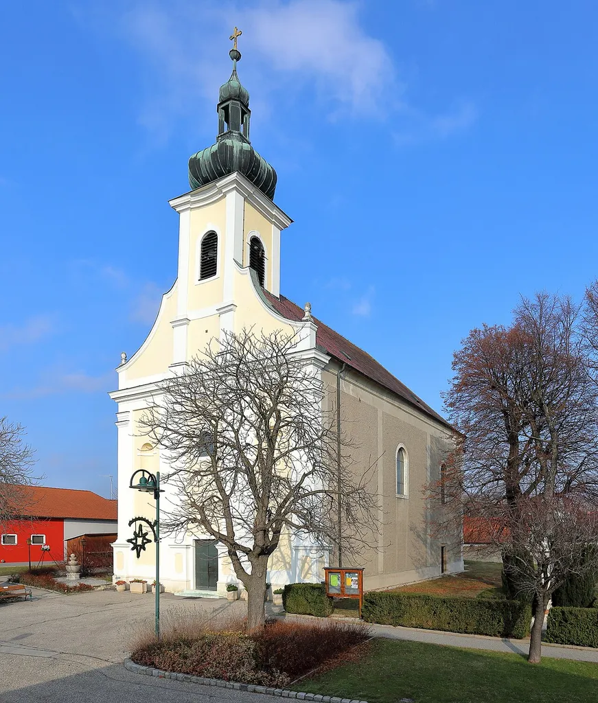 Südansicht der röm.-kath. Pfarrkirche hl. Stephan, König von Ungarn in der burgenländischen Gemeinde Edelstal. Die Saalkirche mit eingezogenem, flach geschlossenem Chor wurde 1740 errichtet.