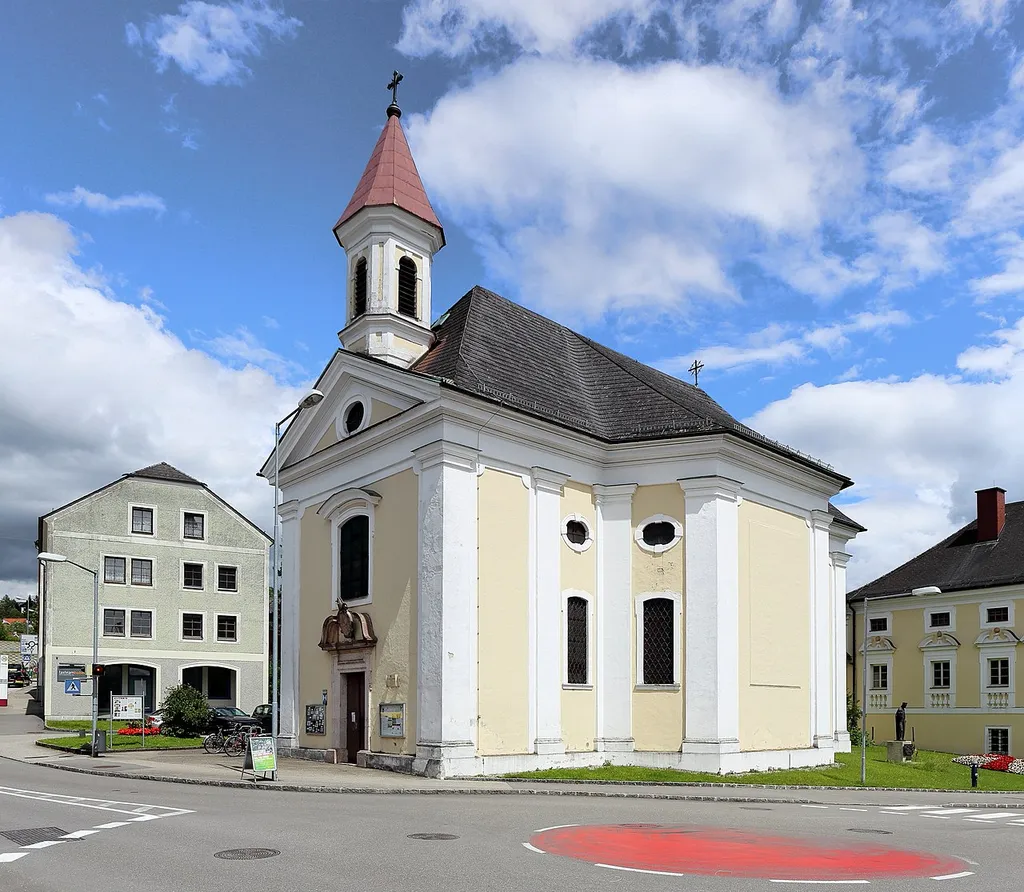 Westansicht der Dörflkirche in der oberösterreichischen Stadt Vöcklabruck. Erbaut durch Pilgrim von Weng im 12. Jahrhundert und um 1688 von Carlo Antonio Carlone zu einer Kreuzkuppelkirche umgebaut.