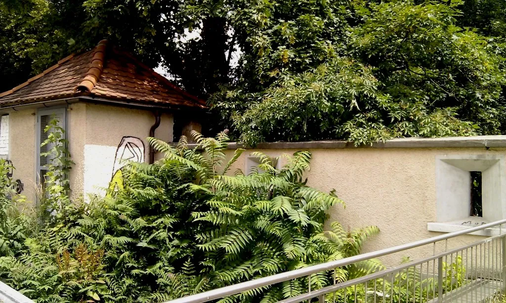 Stadtmauerrest am Rand des Pfauengarten/Karmeliterplatztes, Mauer mit Ecktürmchen, Graz
