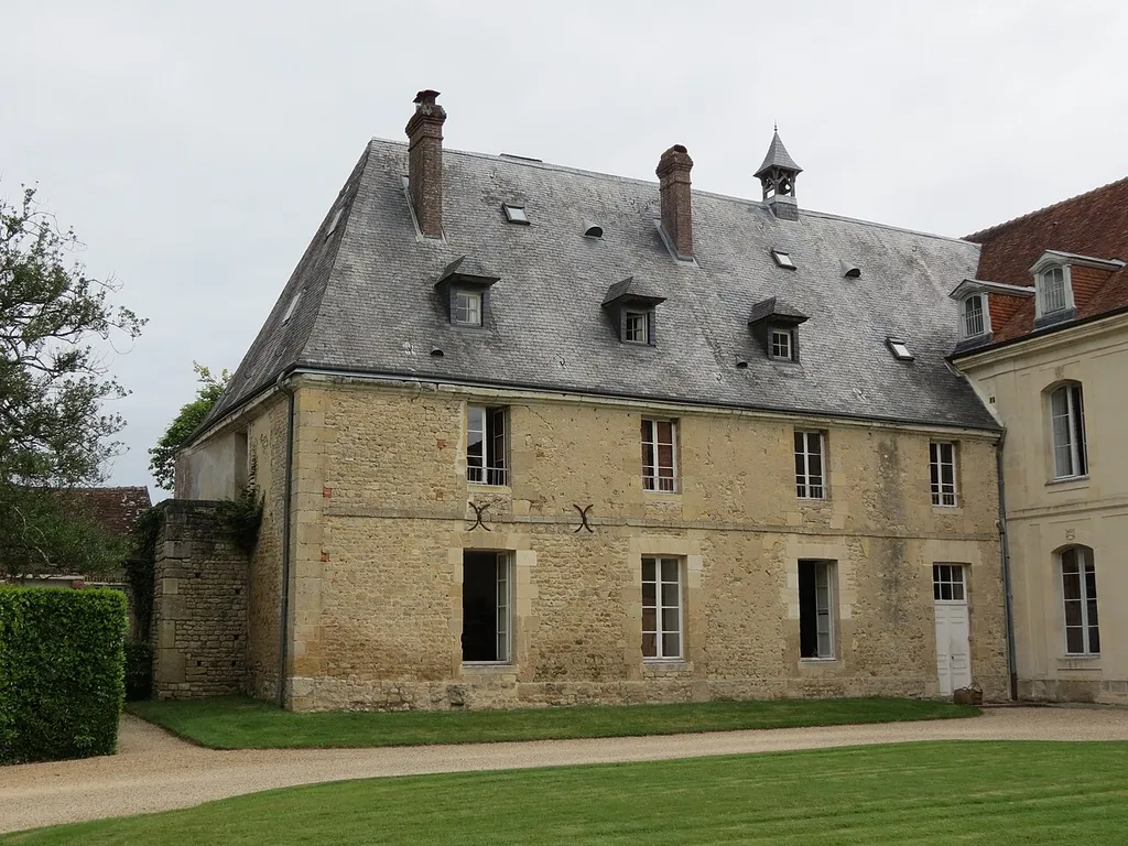 Cette aile du XVIIe est la seule des bâtiments conventuels conservée de l'abbaye du Val-Richer.