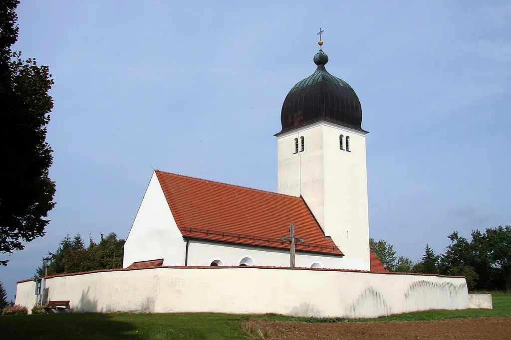 Die Kirche St. Maria Magdalena, eine Filialkirche der Pfarrei Lobsing, befindet sich außerhalb des Ortes in nord-östlicher Richtung auf einem Hügel.