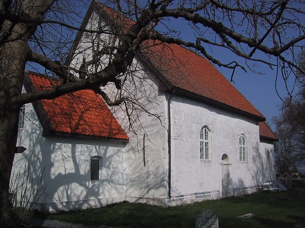 Giske kyrkje sett frå sørvest