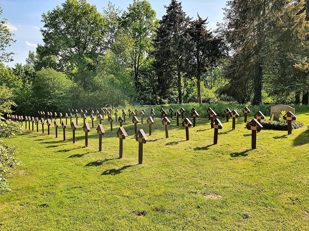 Kirchhof (Technitz) - feld von Holzkreuzen als Denkmal für die Gefallenen des 2.Weltkriegs