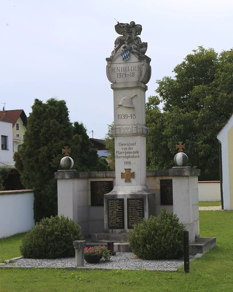 Sankt-Andreas-Straße 10, Oberempfenbach, Mainburg; Pfarrkirche St. Andreas, mittelalterlich, im 18. Jahrhundert barockisiert, Turmobergeschoss nach 1870
