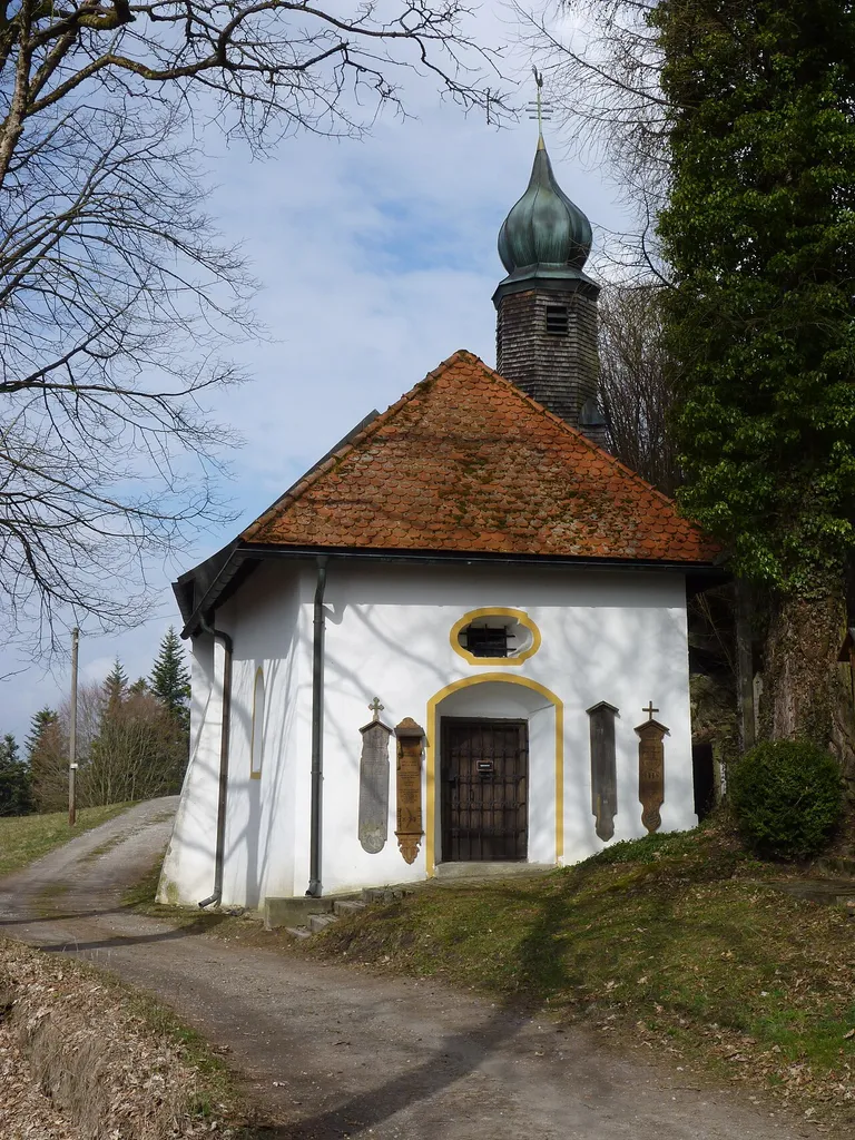 Die kath. Burgkapelle St. Michael (Neunußberg 2 ½) steht unmittelbar neben dem mächtigen Wohnturm. Sie wurde 1351 erbaut und später erweitert.