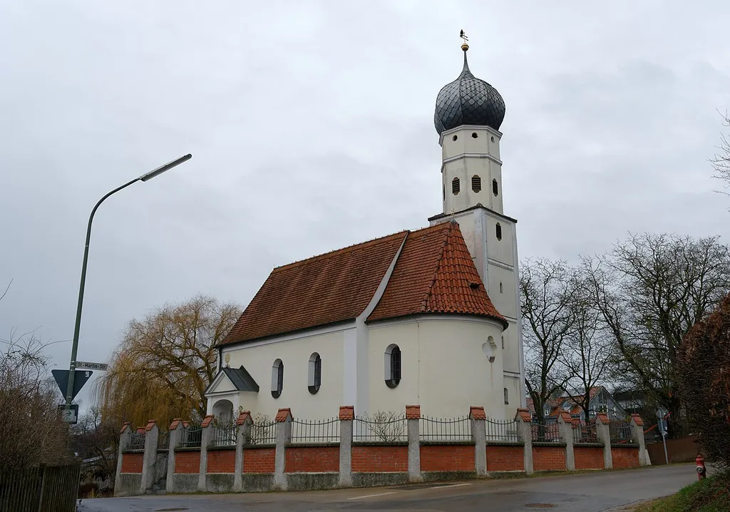 Barocker Saalbau mit Zwiebelturm, flachgedecktes Langhaus mit eingezogenem Chor unter Stichkappentonne, 1738