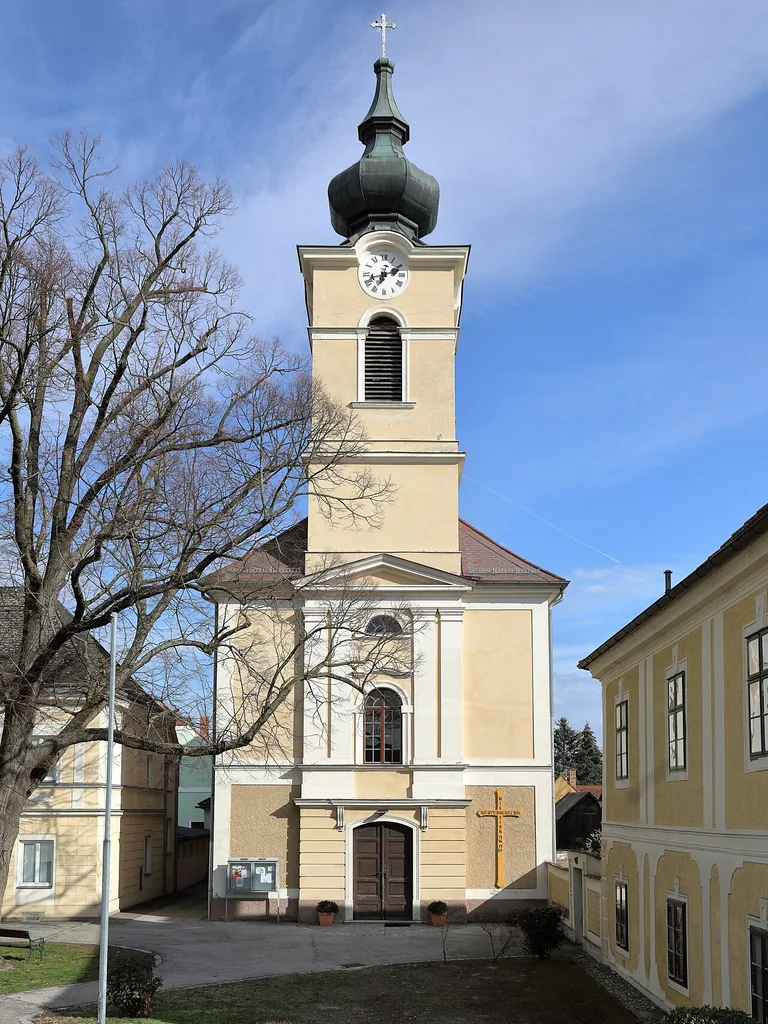 Westansicht der röm.-kath. Pfarrkirche Mariae Empfängnis in Theiß, ein Ortsteil der niederösterreichischen Gemeinde Gedersdorf. Die Kirche mit eingezogenem Chor und übergiebeltem Portal wurde 1841/42 errichtet.