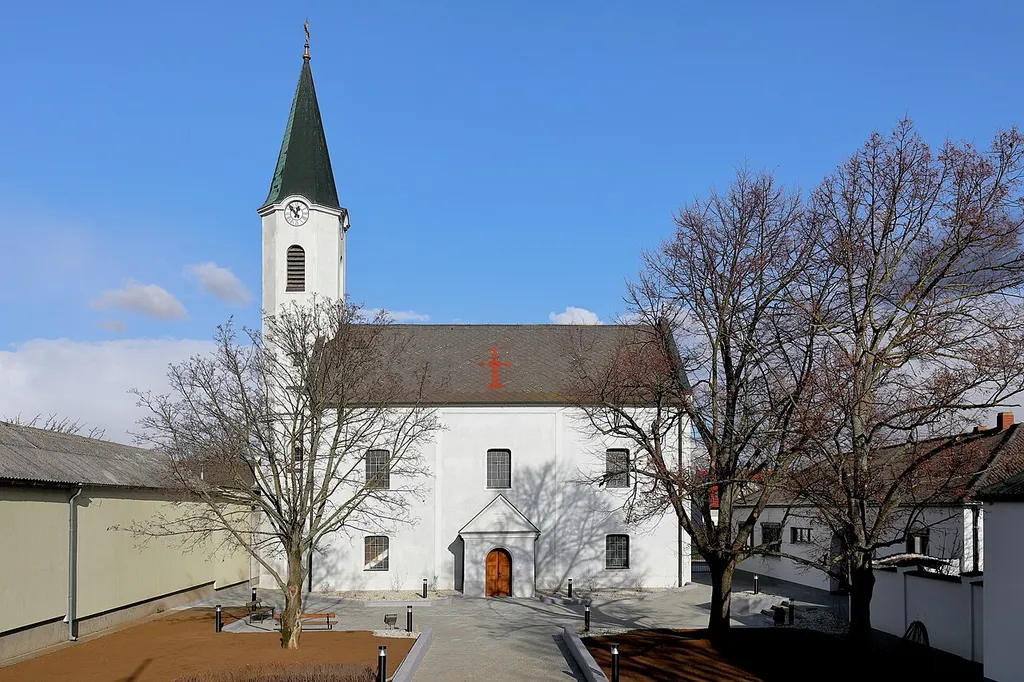 Südwestansicht der evangelischen Pfarrkirche in der burgenländischen Gemeinde Nickelsdorf.Die Kirche bzw. das Bethaus wurde 1787 errichtet und am 11. Oktober 1787 geweiht. Nachdem ab 1791 evangelische Kirchen auch einen Turm und ein Geläute haben durfte, wurde 1797 die erste Glocke angekauft und in einem Holzgerüst aufgezogen. 1823 erfolgte an der Nordwestfassade der Anbau eines achteckigen Turmes mit Glockenstube und Spitzhelm.