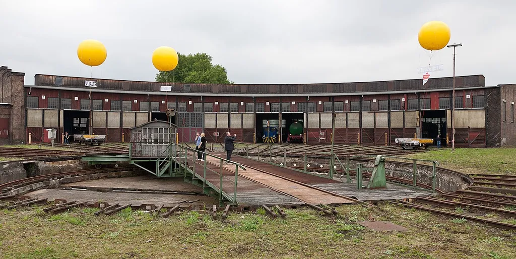 Ringlokschuppen und Drehscheibe des ehemaligen Bahnbetriebswerkes in Gelsenkirchen-Bismarck