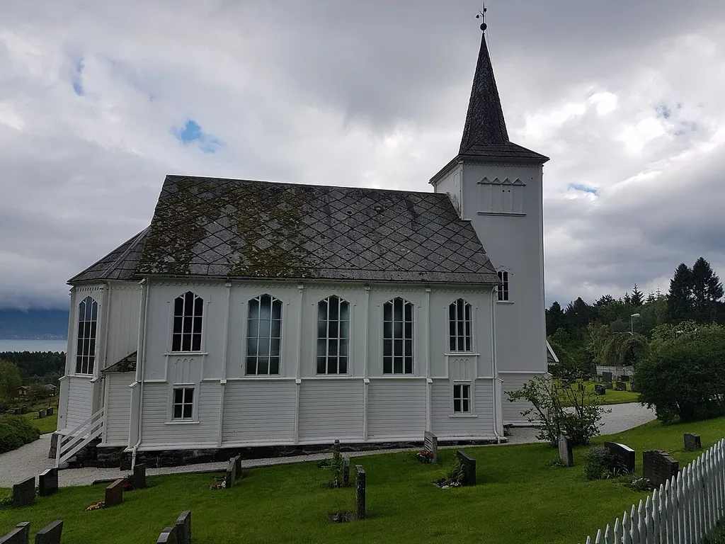 Hatlestrand kirke. Foto: Roger Grimelid. Fra Riksantikvarens Kulturminnesøk.