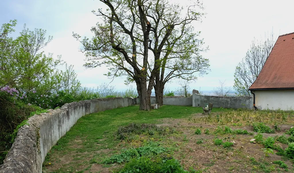 Burg Riegel, rechts die Michaelskapelle