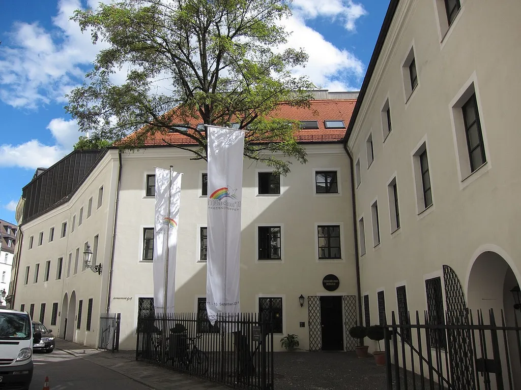 Rochusstraße 5, 7; Teil des ehem. Karmeliterinnenklosters, jetzt Erzbischöfliches Ordinariat, weitläufiger Komplex mit gewölbten Gängen und stattlicher Haupttreppe, 1711-14 von Frater Domenicus a S. Euphrosina (Georg Schorn), ausgeführt von Philipp Jakob Köglsperger; ab 1724 nach Osten erweitert. Im Haupthof (ehem. Garten) Reste barocker Mauern mit Brunnenaufbauten und Büste des Herzogs Maximilian Philipp. Vgl. Pacellistraße 12 (Dreifaltigkeitskirche).