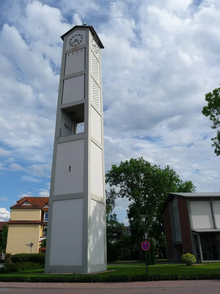 Freistehender Glockenturm und Teil des Kirchengebäudes der evangelischen Christuskirche in Oftersheim (Rhein-Neckar-Kreis, Deutschland), Kirche erbaut 1956/57, Höhe des Kirchturms: 29 Meter