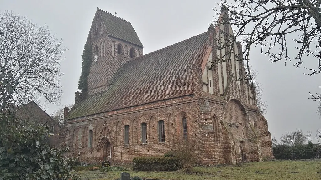 denkmalgeschützte Backsteinkirche in Buckow; Ortsteil der Gemeinde Nennhausen in Brandenburg