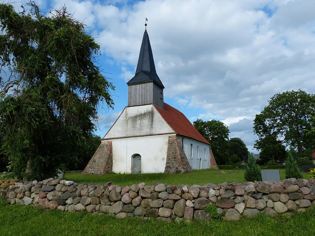 Kirche Rossin, Ansicht von Südwesten, Friedhofsmauer aus Feldstein