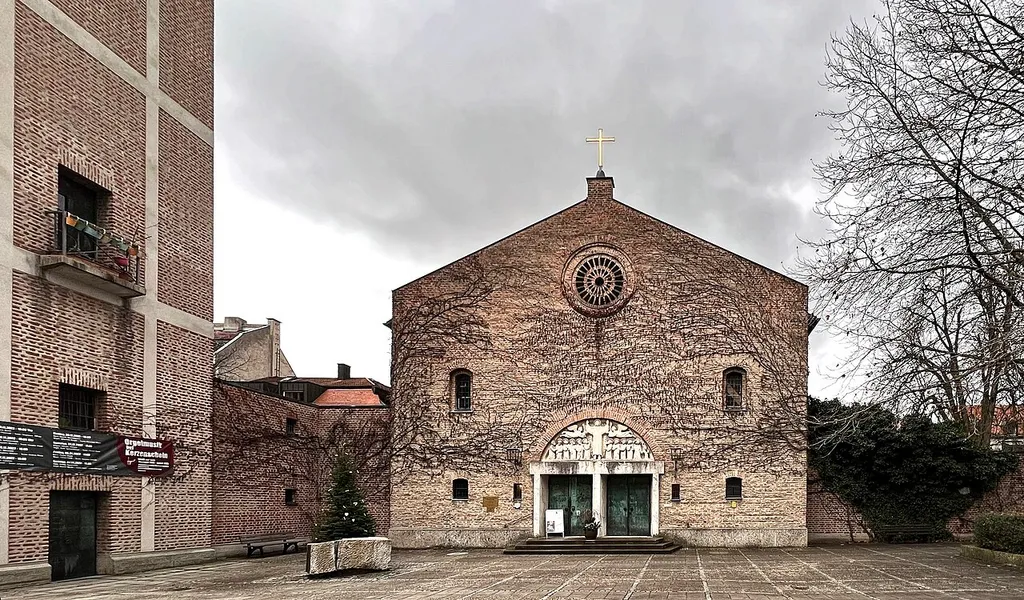 Himmelfahrtskirche München-Sendling außen und innen