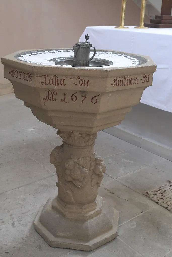 Klosterkirche des ehemaligen Benediktinerklosters Mönchröden, heutige evangelisch-lutherische Christuskirche, in Mönchröden (Rödental) im oberfränkischen Landkreis Coburg (Bayern//Deutschland), Taufbecken mit der Jahreszahl 1676