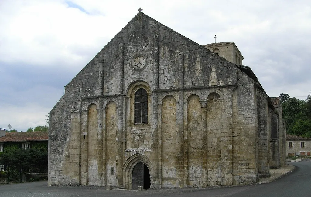 Église romane Saint-Nicolas à Cellefrouin en Charente (France).