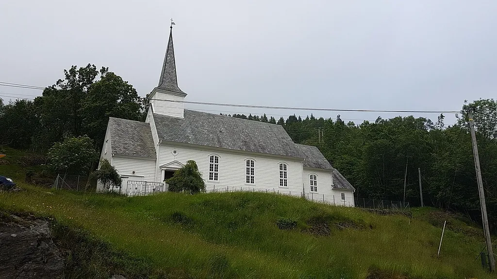 Sundvor kirke, Fusa kommune. Foto: Roger Grimelid. Fra RIksantikvarens Kulturminnesøk.