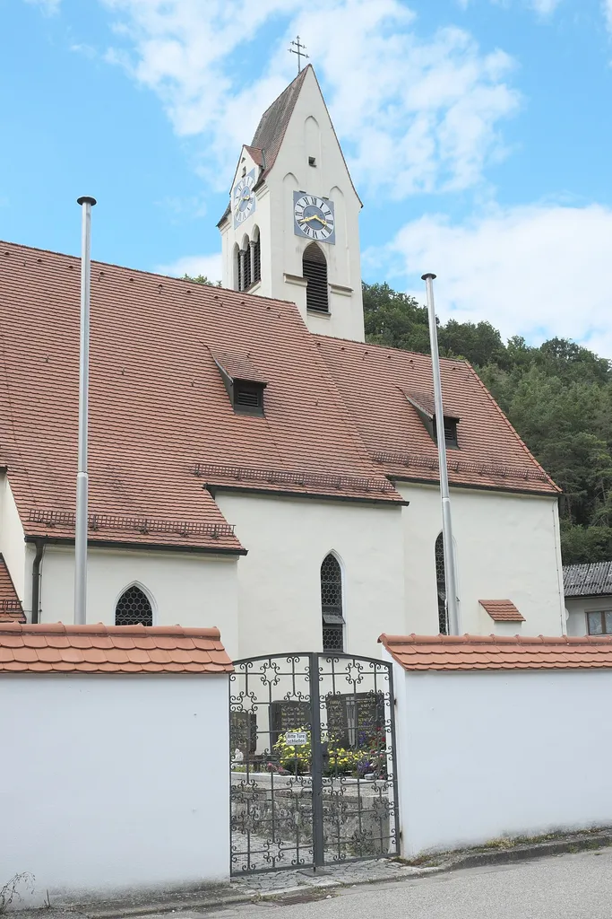 Ehemalige Johanniterkirche, heutige Pfarrkirche St. Johannes in Altmühlmünster (Riedenburg) im niederbayerischen Landkreis Kelheim (Bayern/Deutschland)
