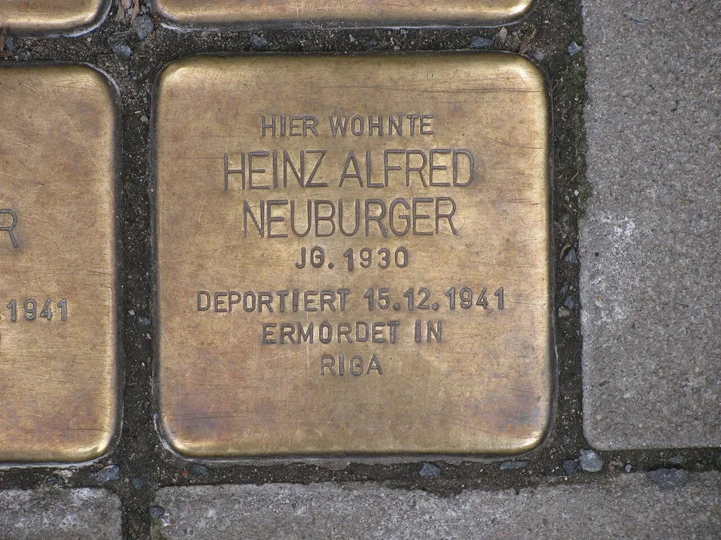 der Stolperstein für Heinz Alfred Neuburger vor dem Haus Podbielskistraße 8 in Hannover