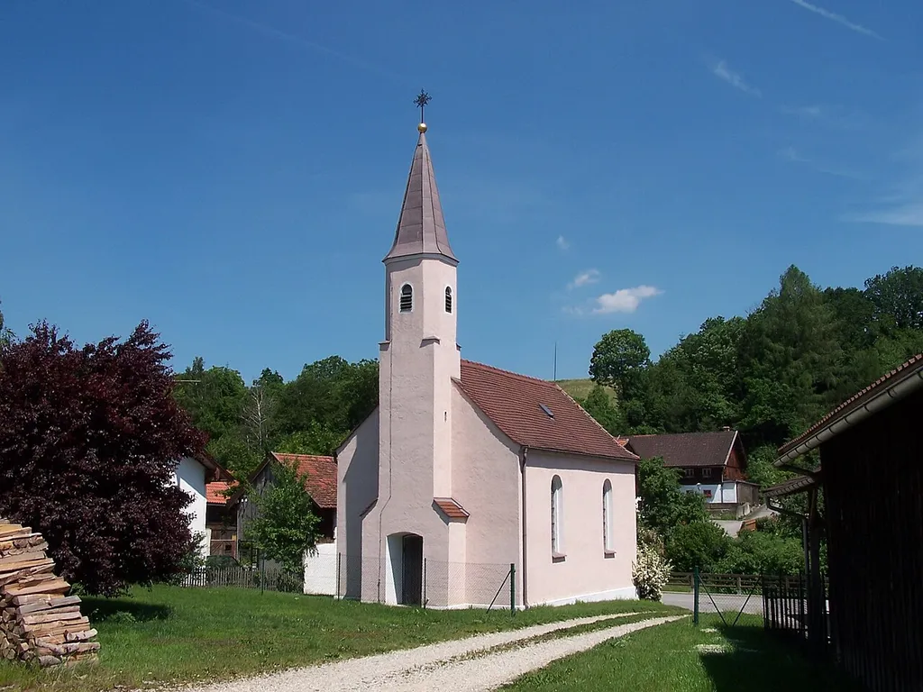 Weng, Hinzlbach, Hauptstraße 57. Katholische Kirche St. Peter, klassizistischer Bau des 19. Jahrhundert; mit Ausstattung.
