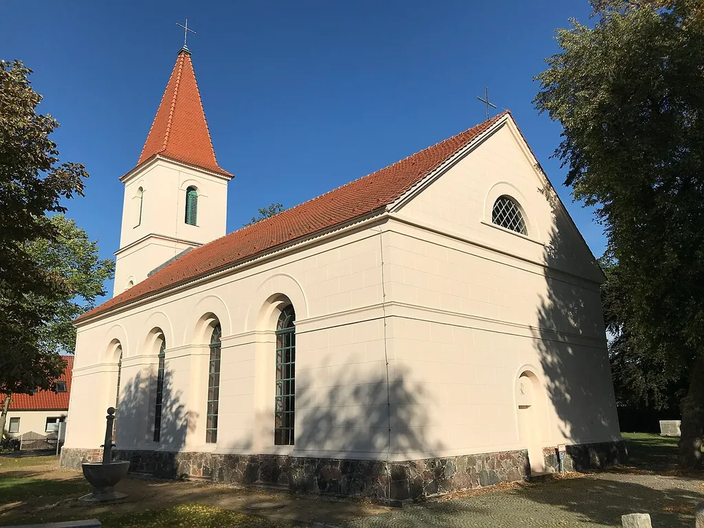 Die Dorfkirche Briesen ist eine klassizistische Saalkirche in Briesen (Mark) aus den Jahren 1837/1838. Im Innenraum steht unter anderem eine Hufeisenempore auf hölzernen Säulen.