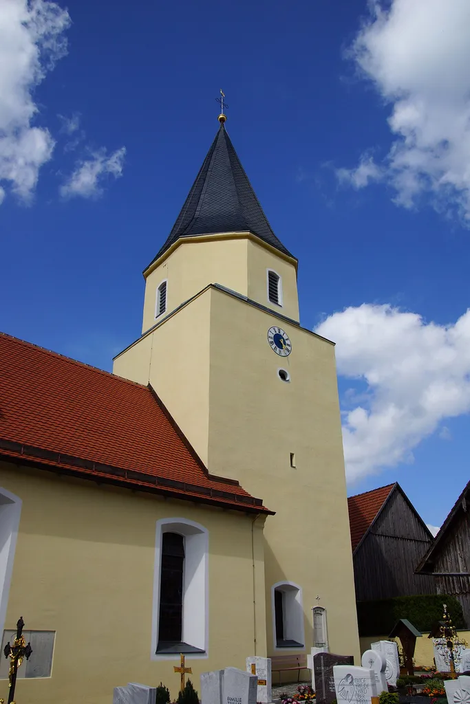 Die Pfarrkirche St. Peter und Paul in Hausheim, Gemeinde Berg bei Neumarkt in der Oberpfalz: