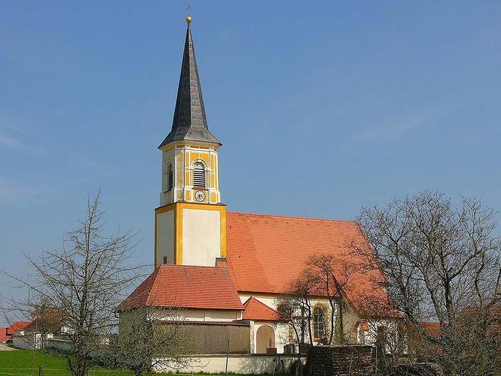 Katholische Kirche St. Katharina; spätgotisch, Mitte 15. Jahrhundert; mit Ausstattung. Leichenhaus des Friedhofs, wohl um 1900; Friedhofsmauer, 18./19. Jahrhundert mit älterem Kern.